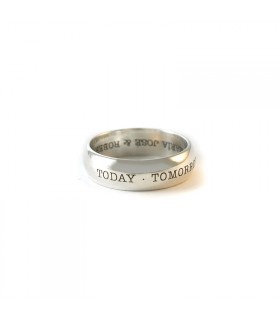 anillo personalizado de plata con grabado