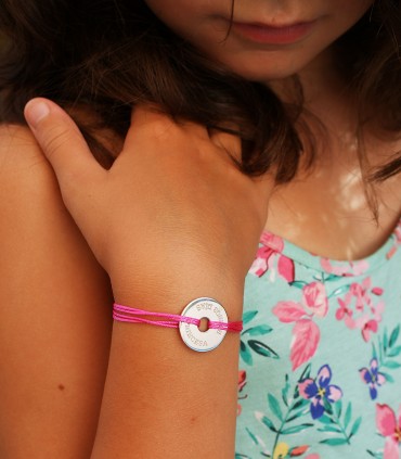 pulsera personalizada de plata grabada con nombres o dibujos