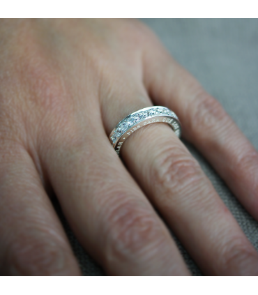 anillo personalizado de plata grabado con nombres y circonitas