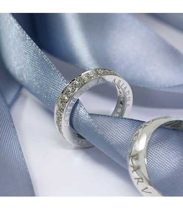 anillo personalizado de plata grabado con nombres y circonitas